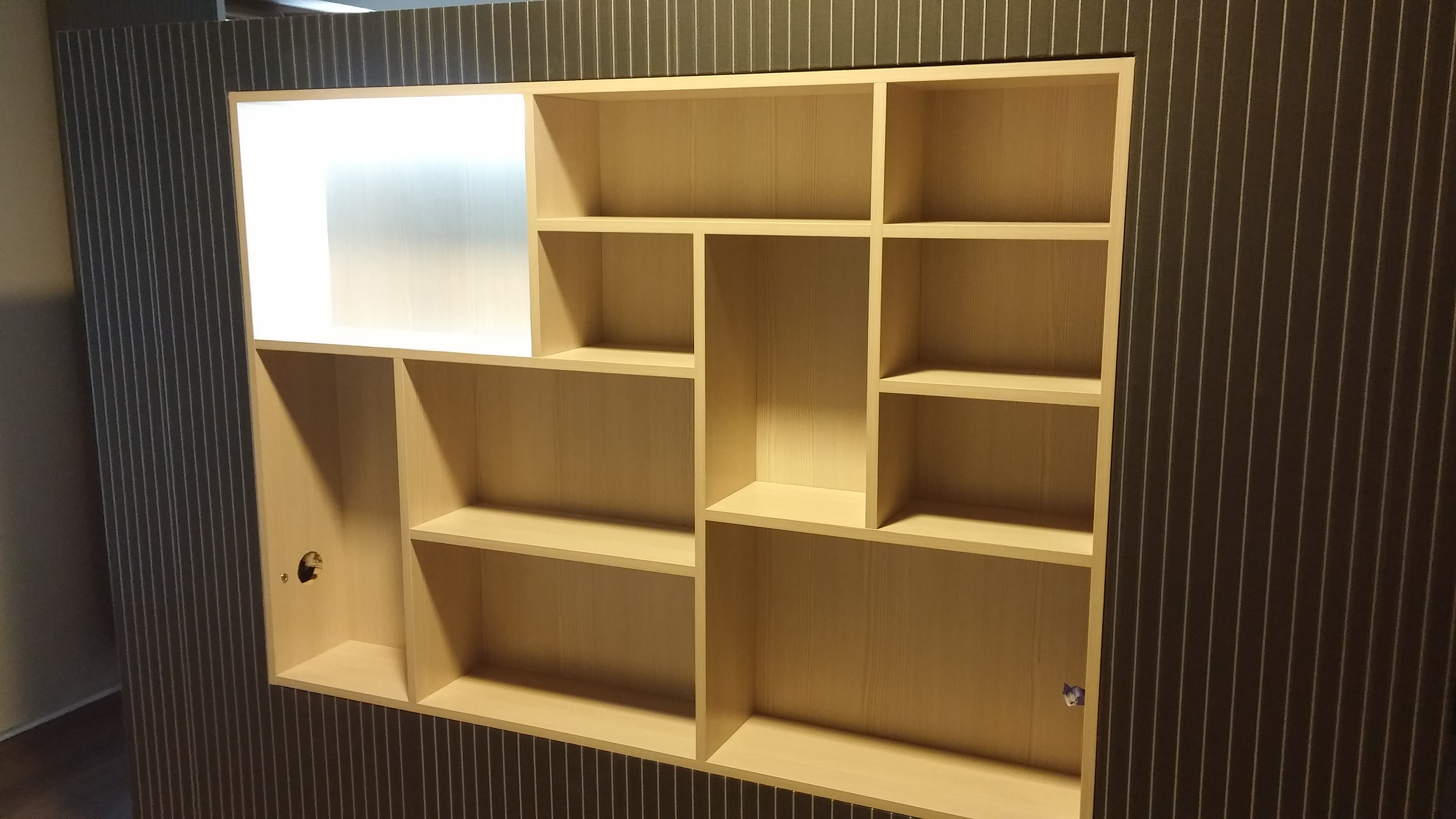 Minimalistyczna zabudowa meblowa